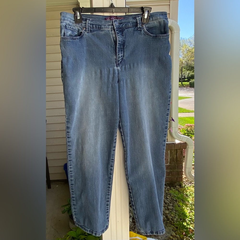 Pre-Loved💙G.V. Sz-14/P Medium Wash Jeans- Some Light Fading & Fabric Stretching